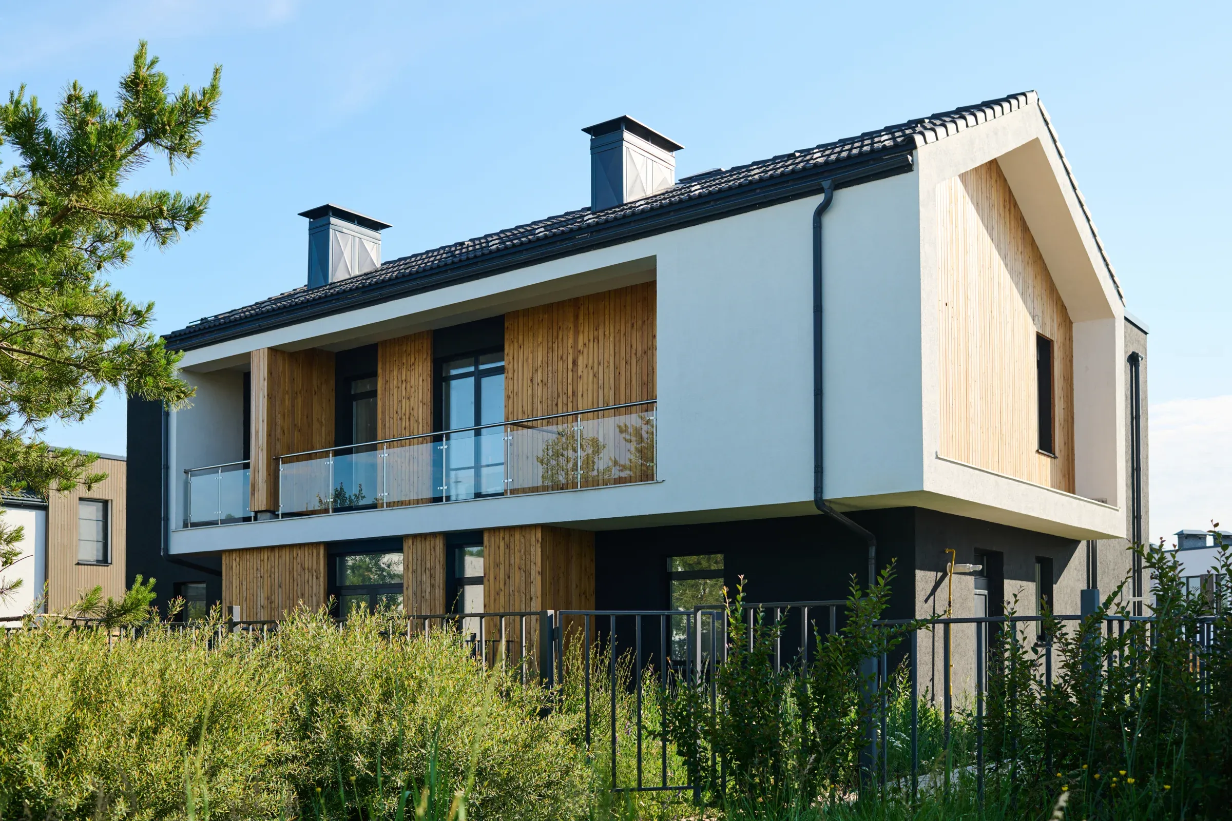 Modernes Wohnhaus mit Holzfassade und Balkon